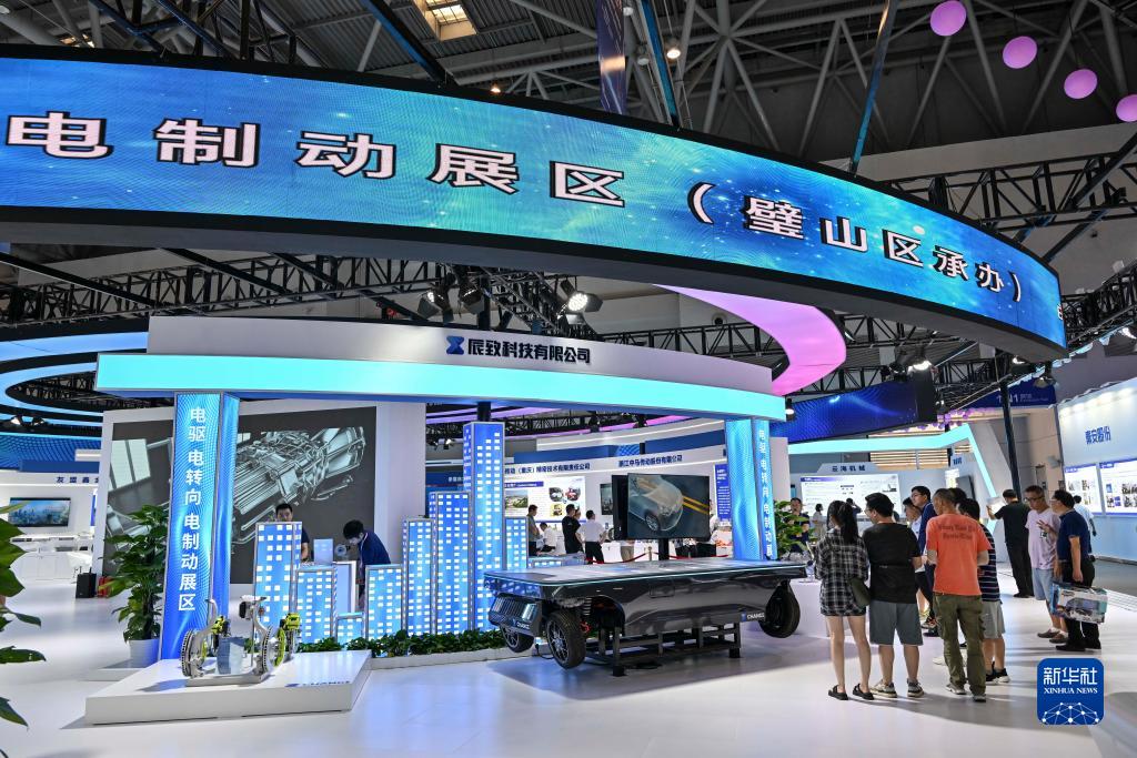 9月4日，觀眾在2023智博會(huì)“電驅(qū)、電轉(zhuǎn)向、電制動(dòng)”展區(qū)參觀。當(dāng)日，為期三天的2023中國(guó)國(guó)際智能產(chǎn)業(yè)博覽會(huì)在重慶國(guó)際博覽中心拉開帷幕。本屆智博會(huì)圍繞智能網(wǎng)聯(lián)新能源汽車、智能裝備及智能制造、新一代信息技術(shù)、智慧城市四大專業(yè)板塊開展系列活動(dòng)。新華社記者 王全超 攝