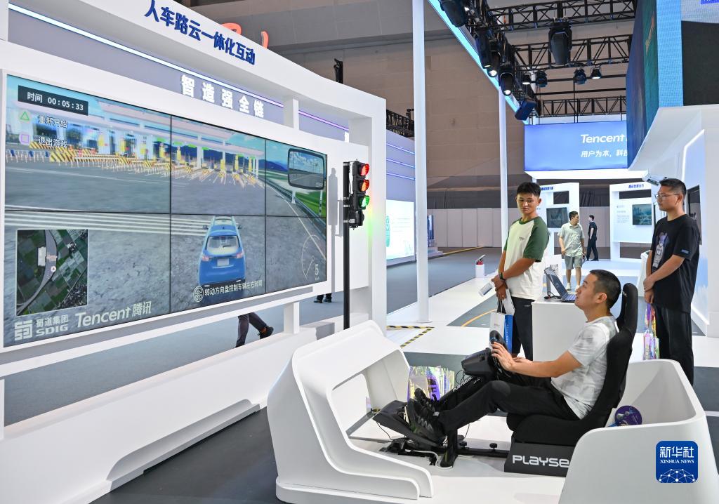 9月4日，觀眾在2023智博會(huì)騰訊展廳體驗(yàn)人車路云一體化互動(dòng)。新華社記者 王全超 攝