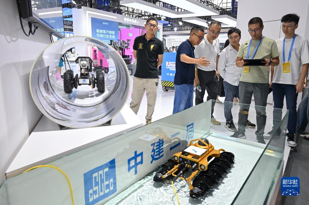 9月4日，觀眾在智博會(huì)上參觀中建二局展示的管道非開挖智能檢測(cè)“浮水機(jī)器人”。新華社記者 王全超 攝
