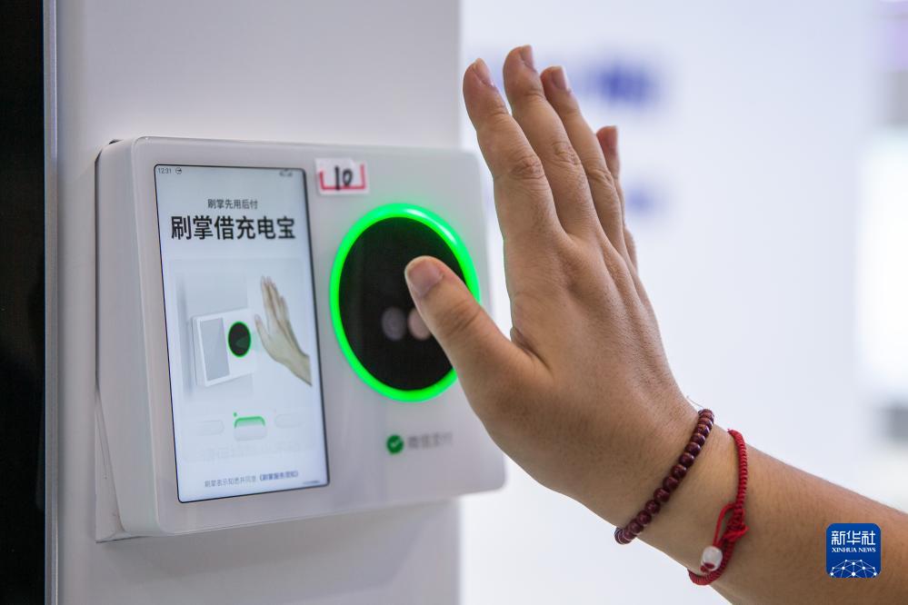 9月4日，在2023智博會(huì)騰訊展廳，工作人員演示微信刷掌。新華社記者 儲(chǔ)加音 攝