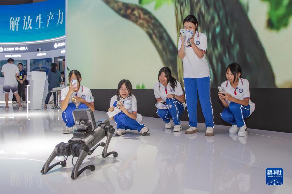 9月4日，在2023智博會(huì)科大訊飛展廳，訊飛工業(yè)巡檢機(jī)器人與觀眾互動(dòng)。新華社記者 儲(chǔ)加音 攝